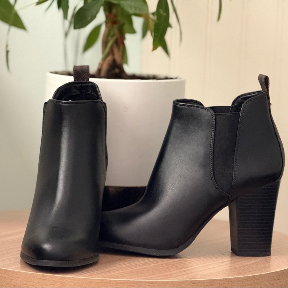 NWOT - MICHAEL KORS 
Evaline Signature Logo Trim Boot